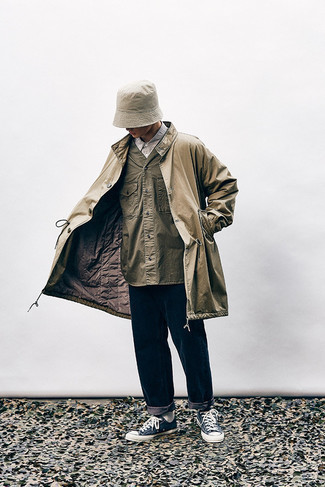 Comment porter une chemise à manches courtes avec un imperméable