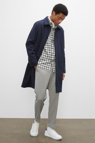 Comment porter une chemise à manches courtes avec un imperméable
