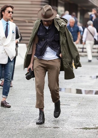 Comment porter une chemise à manches courtes avec un imperméable