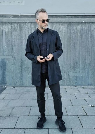 Comment porter une chemise à manches courtes avec un imperméable