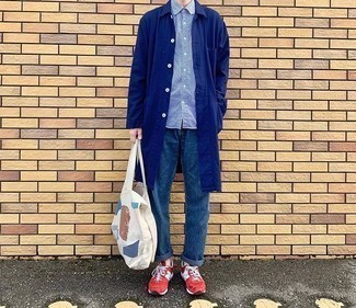 Comment porter une chemise à manches courtes avec un imperméable