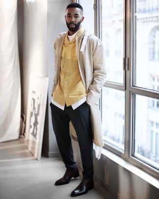 Comment porter une chemise à manches courtes avec un imperméable