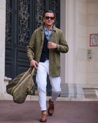 Comment porter une chemise à manches courtes avec un imperméable