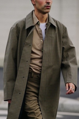Comment porter une chemise à manches courtes avec un imperméable