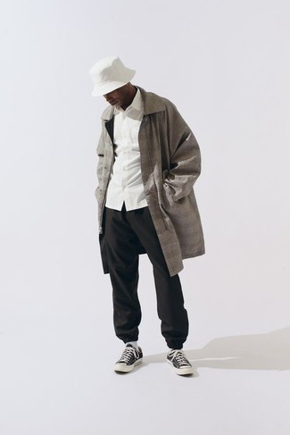 Comment porter une chemise à manches courtes avec un imperméable