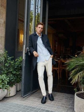 Comment porter une chemise à manches courtes avec un imperméable