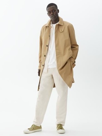 Comment porter une chemise à manches courtes avec un imperméable