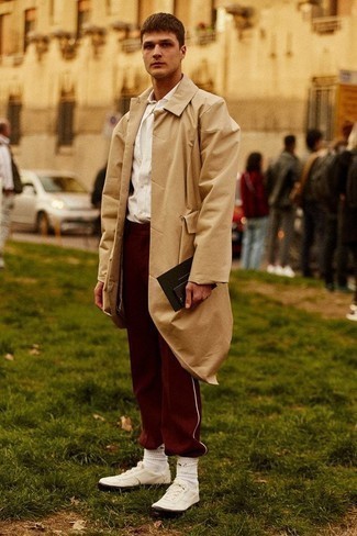Comment porter une chemise à manches courtes avec un imperméable