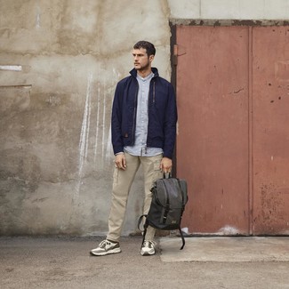 Comment porter un sac à dos argenté pour un style decontractés au printemps