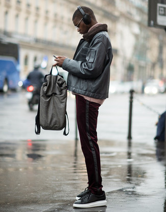 Comment porter un sac à dos argenté pour un style decontractés au printemps