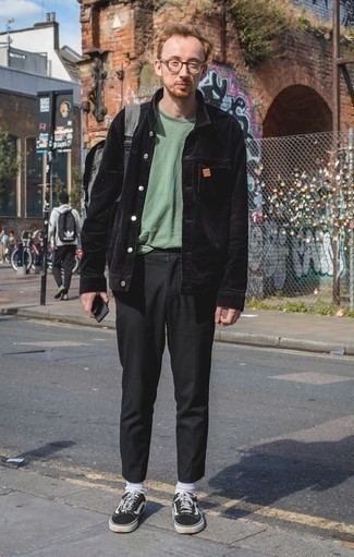 Comment porter un sac à dos argenté pour un style decontractés au printemps