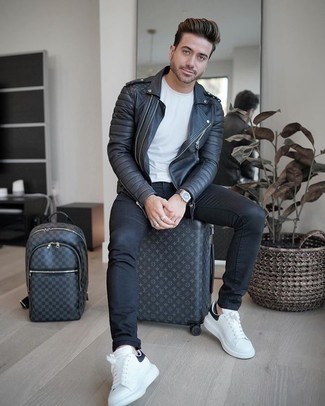 Comment porter un sac à dos argenté pour un style decontractés au printemps