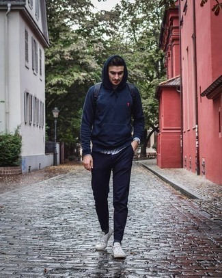 Comment porter un sac à dos argenté pour un style decontractés au printemps