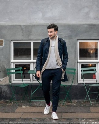 Comment porter un sac à dos argenté pour un style decontractés au printemps