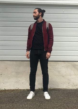 Comment porter un sac à dos argenté pour un style decontractés au printemps