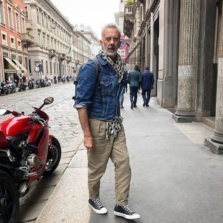 Comment porter un sac à dos argenté pour un style decontractés au printemps