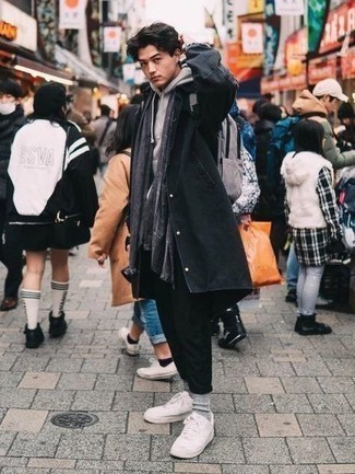 Comment porter un sac à dos argenté pour un style decontractés au printemps