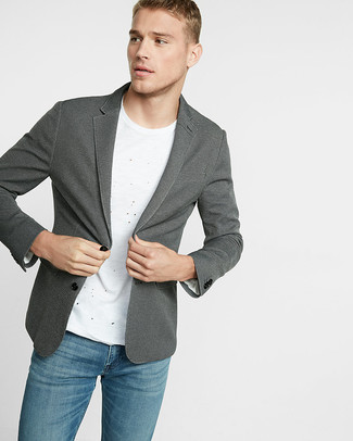 Comment porter un blazer argenté pour un style decontractés