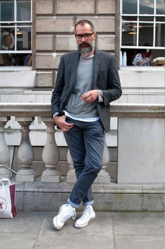 Comment porter un blazer argenté pour un style decontractés