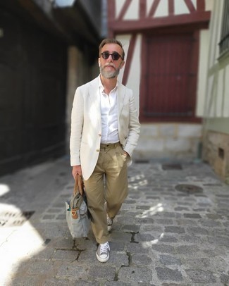 Comment porter une serviette argentée pour un style chic decontractés