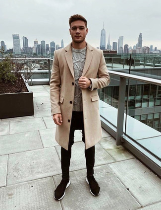 Comment porter un pull torsadé argenté pour un style decontractés quand il fait frais