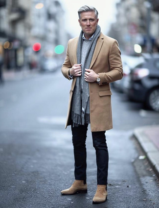 Comment porter un pull torsadé argenté quand il fait froid