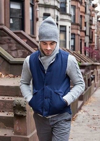 Comment porter un pull torsadé argenté pour un style chic decontractés