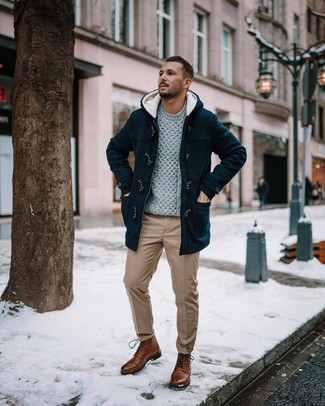 Comment porter un pull torsadé argenté pour un style chic decontractés quand il fait frais