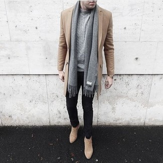 Comment porter un pull torsadé argenté quand il fait froid