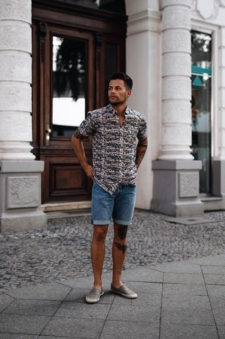 Comment porter des espadrilles argentées à 20 ans