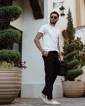 Comment porter des espadrilles argentées en été