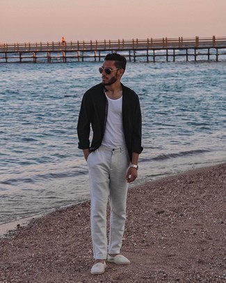 Comment porter des espadrilles argentées quand il fait chaud