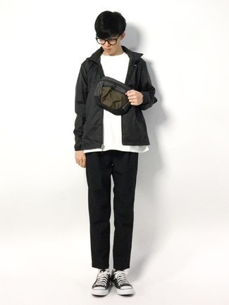 Comment porter un sac banane argenté