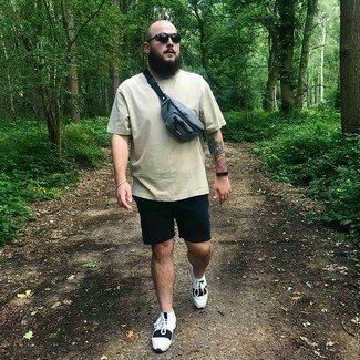 Comment porter un sac banane argenté