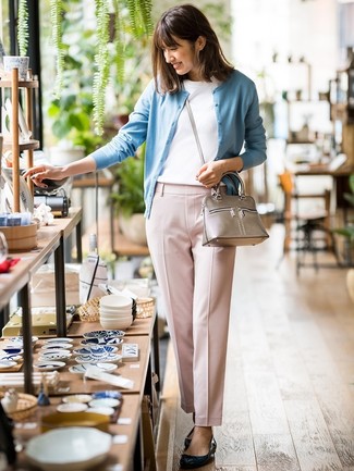 Comment porter un sac bandoulière en cuir argenté