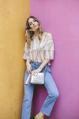 Comment porter un sac bandoulière en cuir argenté