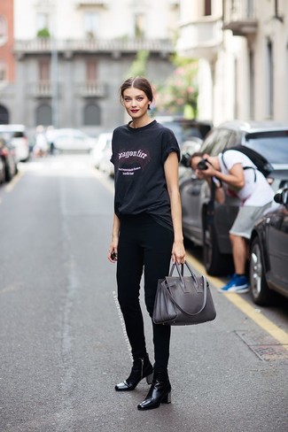 Comment porter un sac fourre-tout en cuir argenté