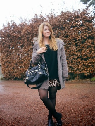 Comment porter une parka argentée quand il fait froid