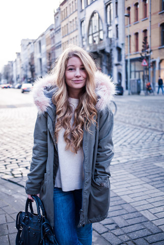 Comment porter une parka argentée quand il fait froid