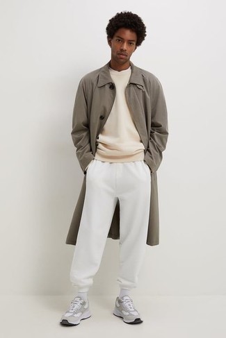 Comment porter un imperméable argenté pour un style relax