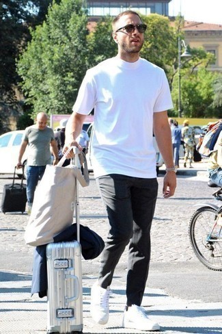 Comment porter une valise argentée pour un style decontractés