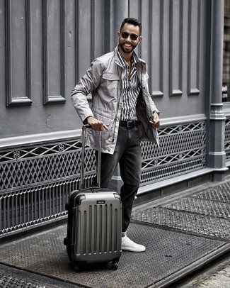 Comment porter une valise argentée pour un style decontractés