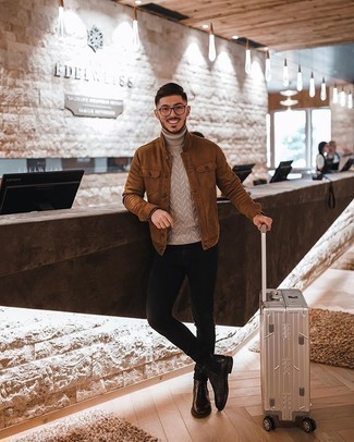 Comment porter une valise argentée