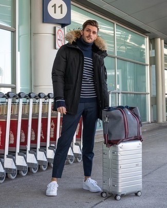 Comment porter une valise argentée pour un style decontractés