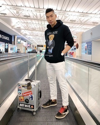 Comment porter une valise argentée pour un style decontractés
