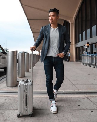 Comment porter une valise argentée pour un style decontractés