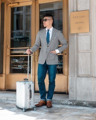 Comment porter une valise argentée