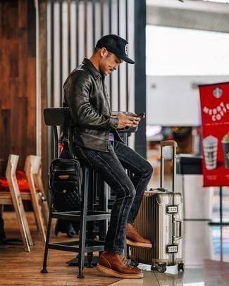 Comment porter une valise argentée pour un style decontractés