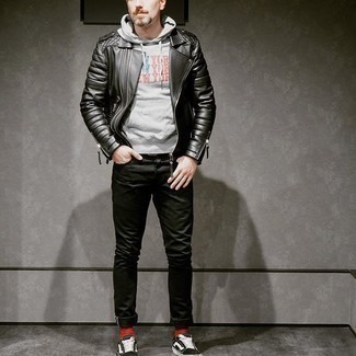 Comment porter un pull argenté