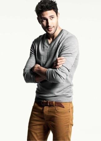 Comment porter un pull argenté pour un style decontractés